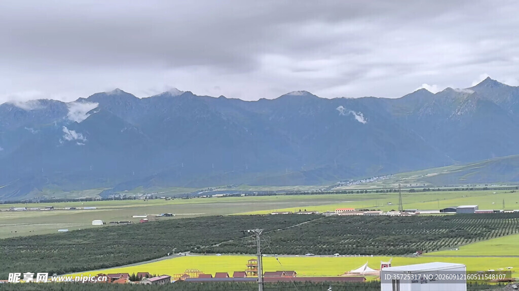 草原远山美景