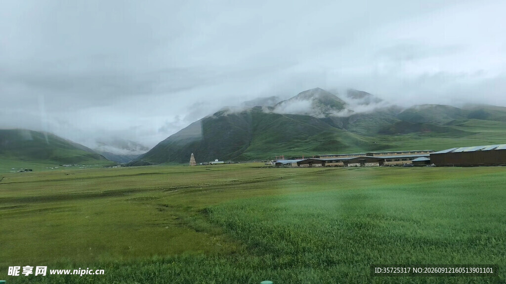 草原云雾中的远山美景