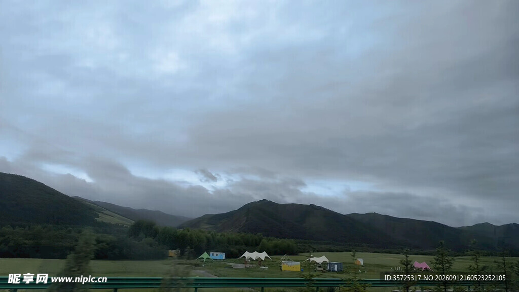 山间阴云密布的风景