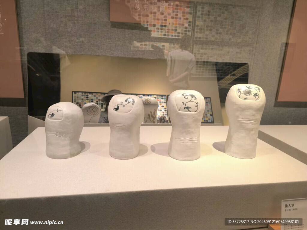 白色陶瓷头像摆件展示