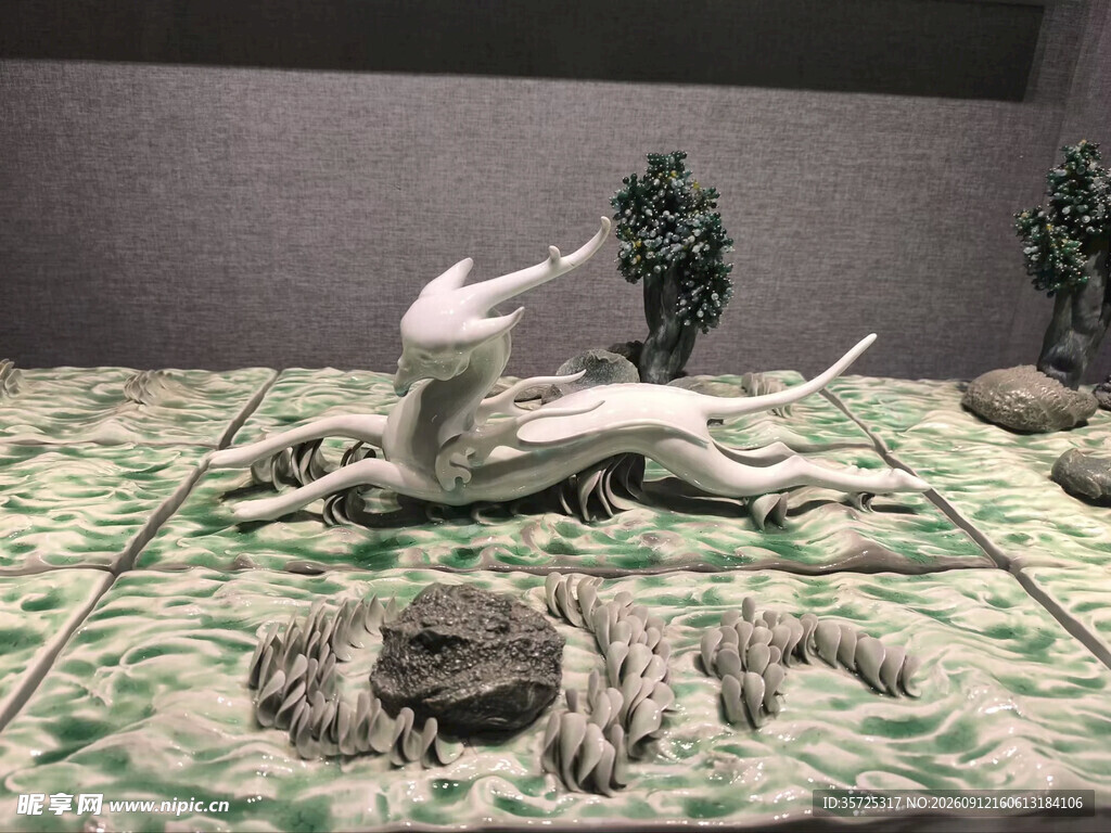 奇幻场景中的白色飞龙雕塑