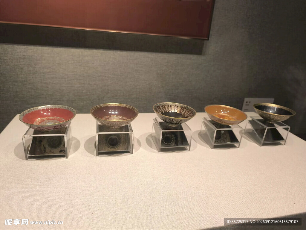 展示架上的多样精致容器