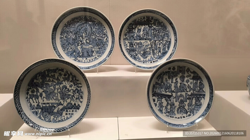 古代青花瓷盘展示