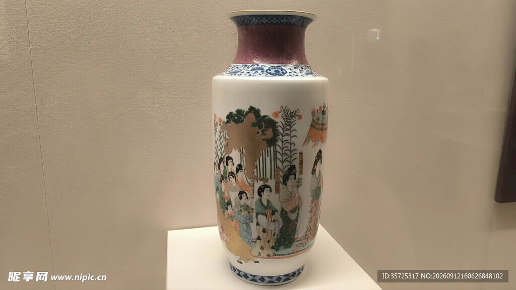 古典花鸟纹精美瓷瓶