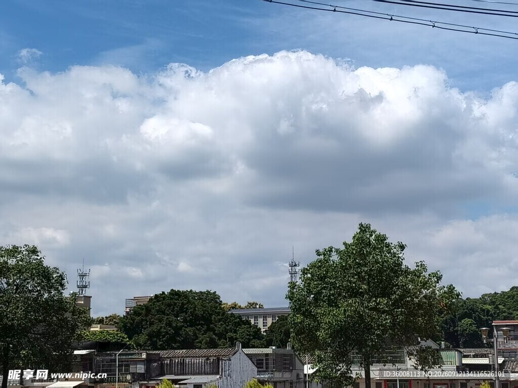 蓝天白云下的城镇风景