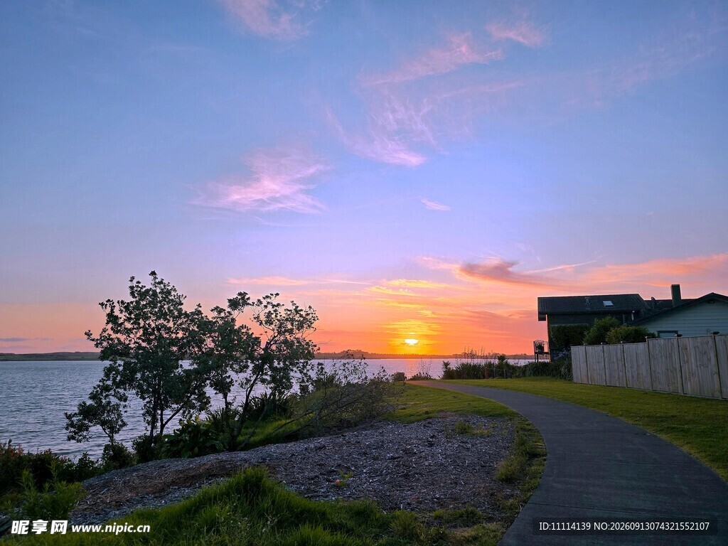 湖畔日落美景