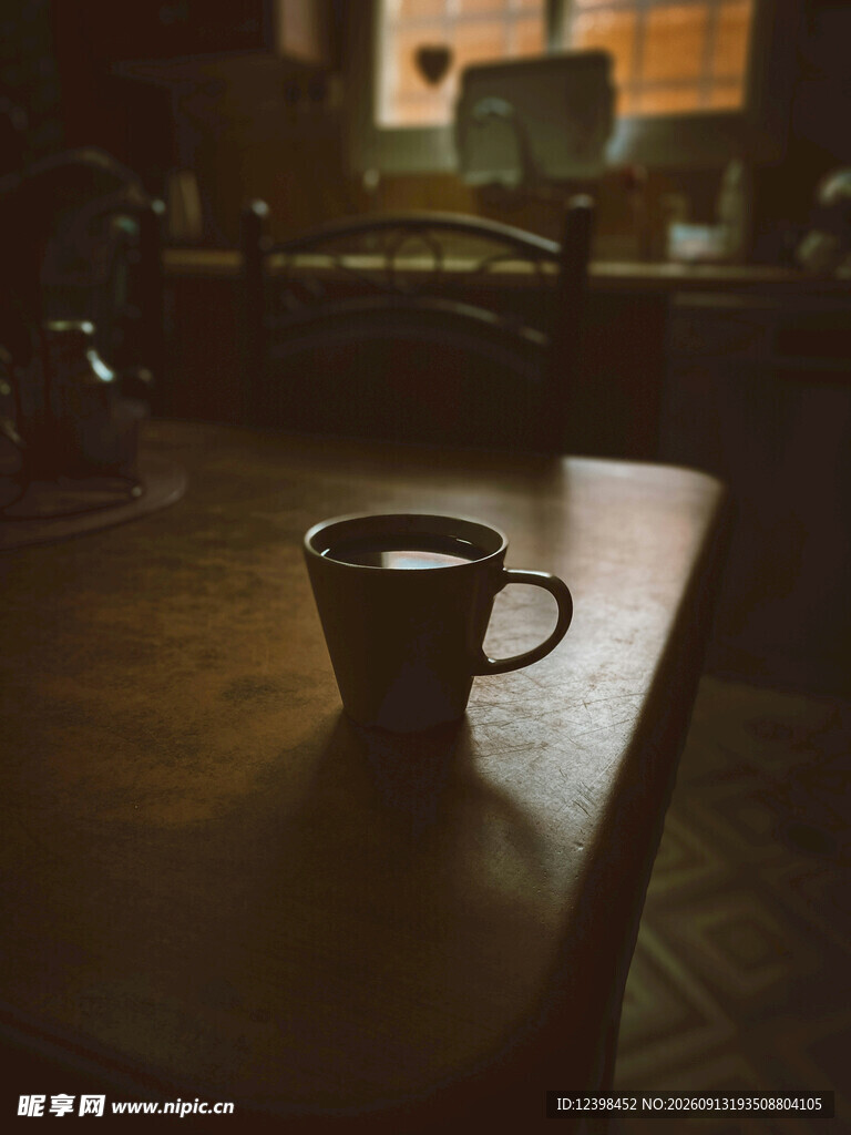 静谧时光中的一杯热咖啡