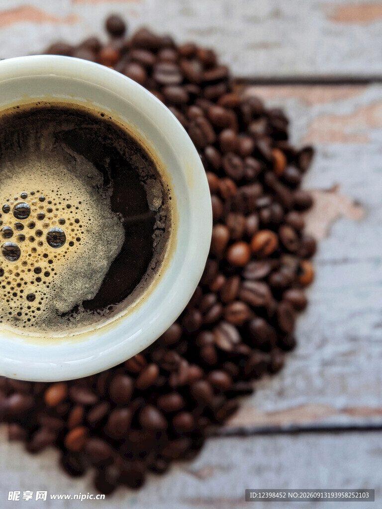 一杯香浓咖啡与咖啡豆