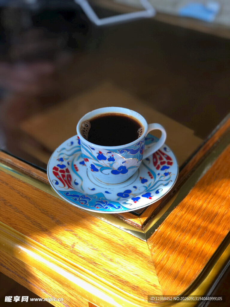 阳光下的精致咖啡杯碟