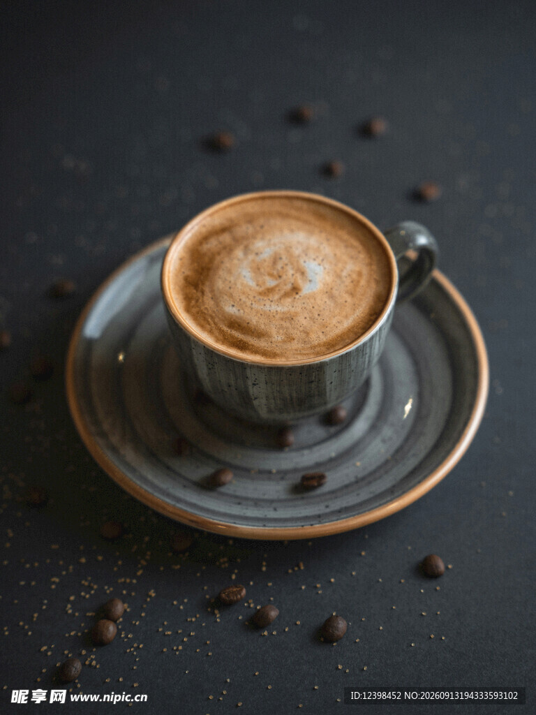 精致咖啡杯中的香浓咖啡