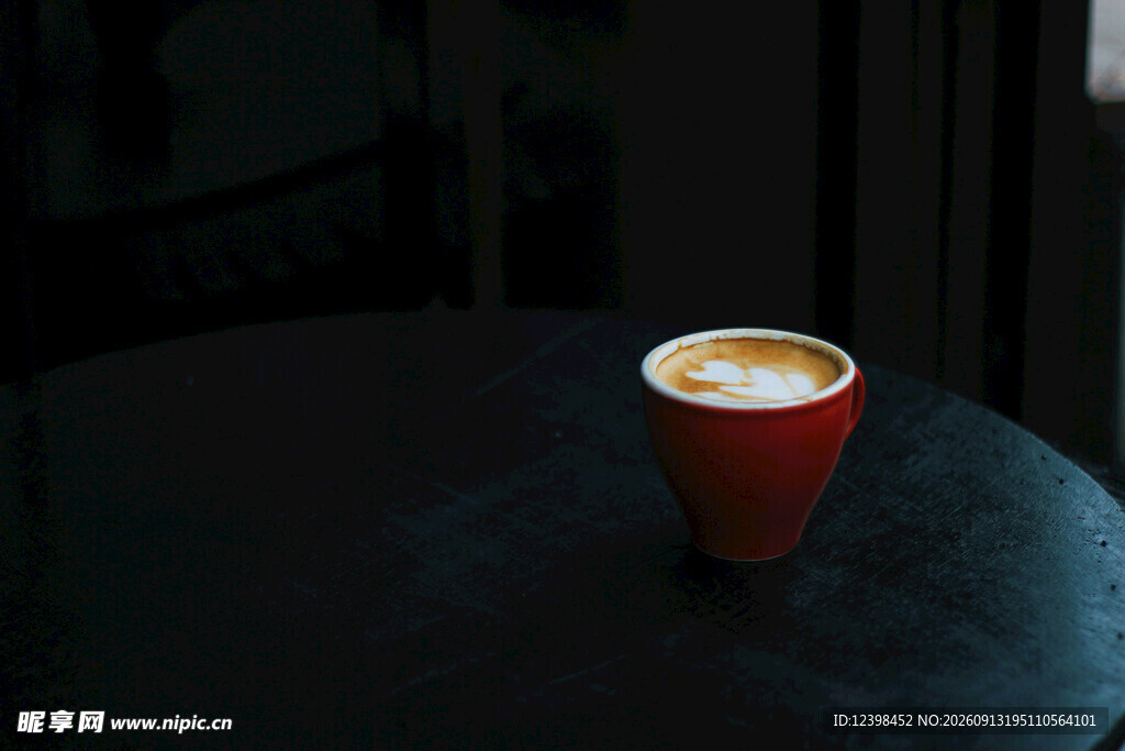 深色桌面上的一杯咖啡
