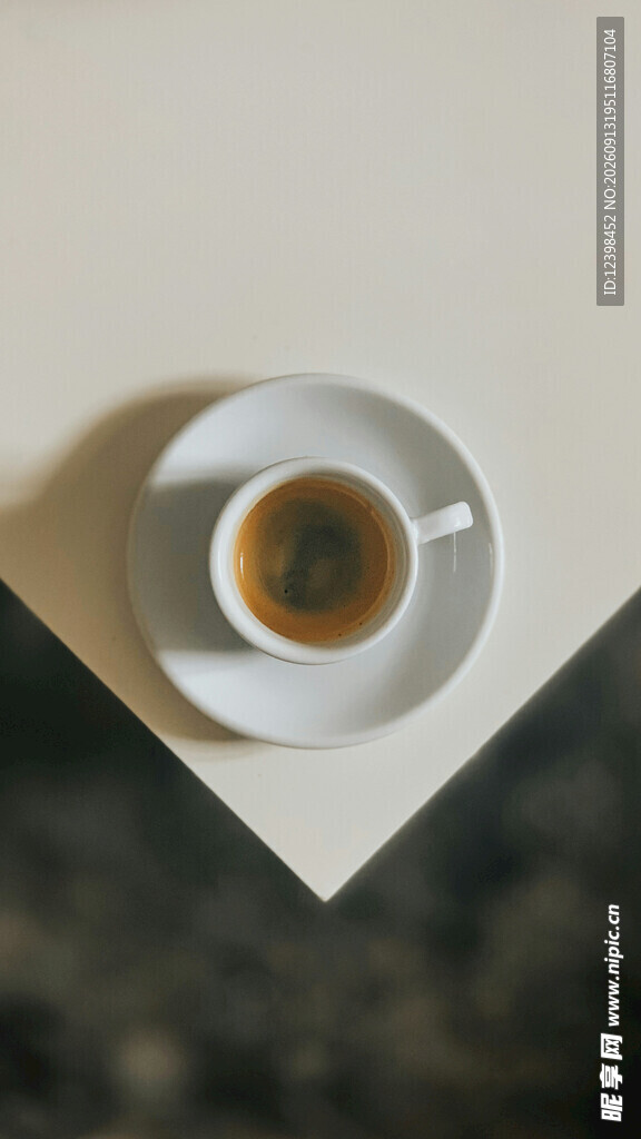 白色杯碟中的香醇咖啡
