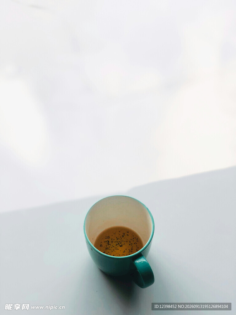 绿色杯中的香醇咖啡