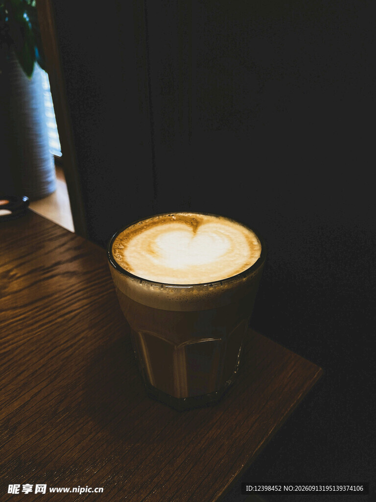 木桌上的一杯暖心咖啡