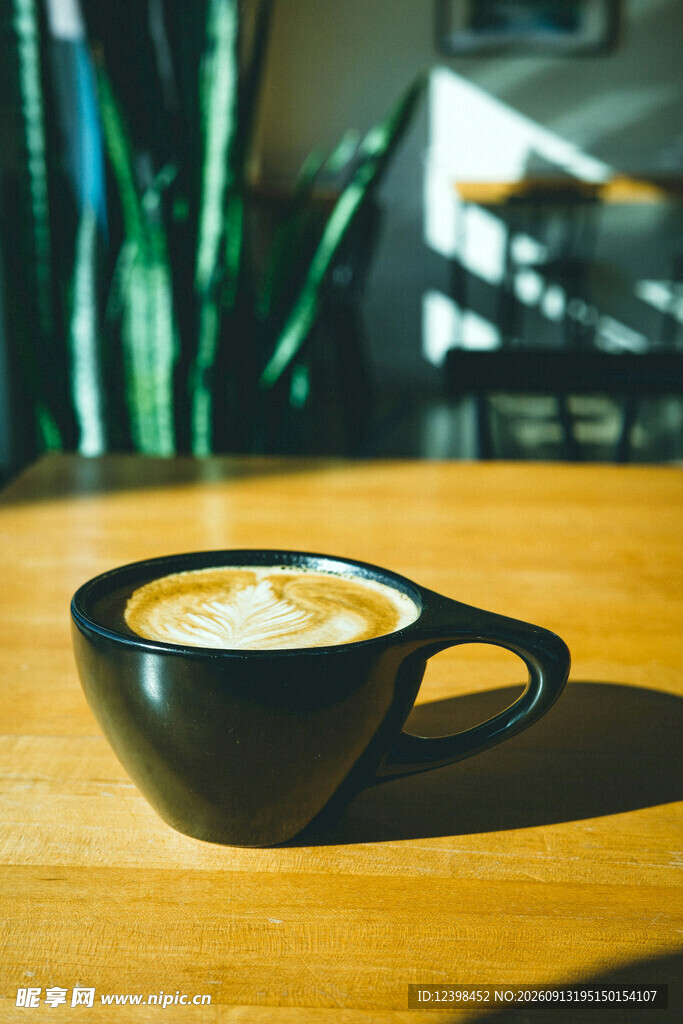 黑色咖啡杯中的精致拉花