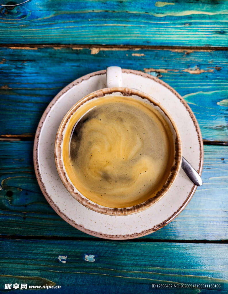 蓝色木桌上的一杯咖啡