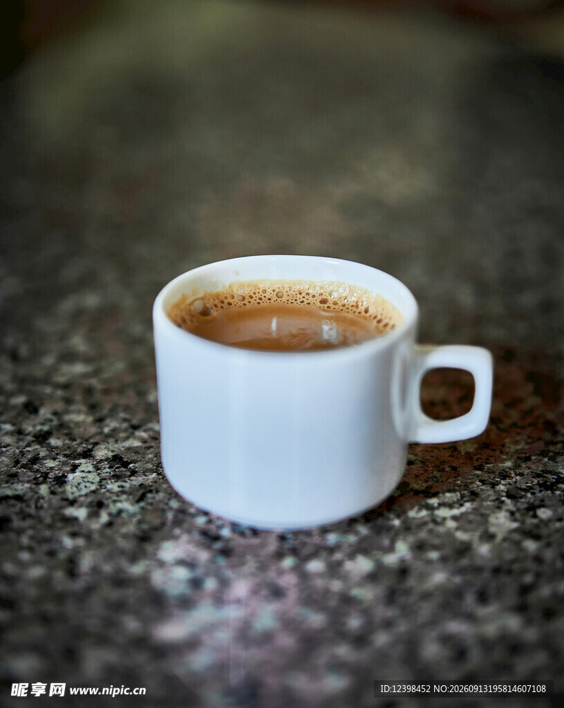 白色咖啡杯中的香浓咖啡