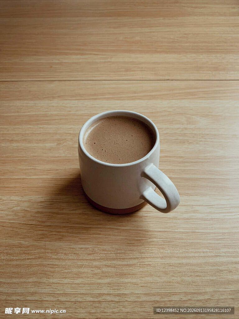 木桌上的一杯热饮