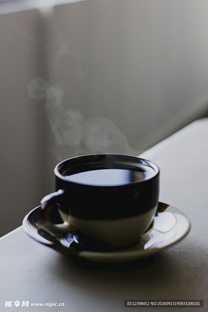 热气腾腾的黑色咖啡杯