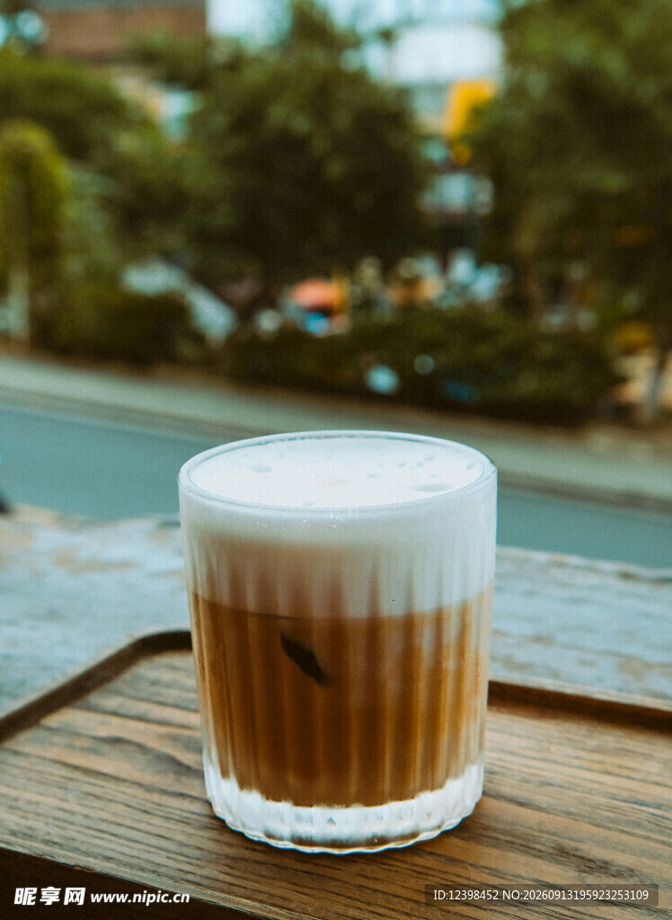 木桌上的一杯特色咖啡