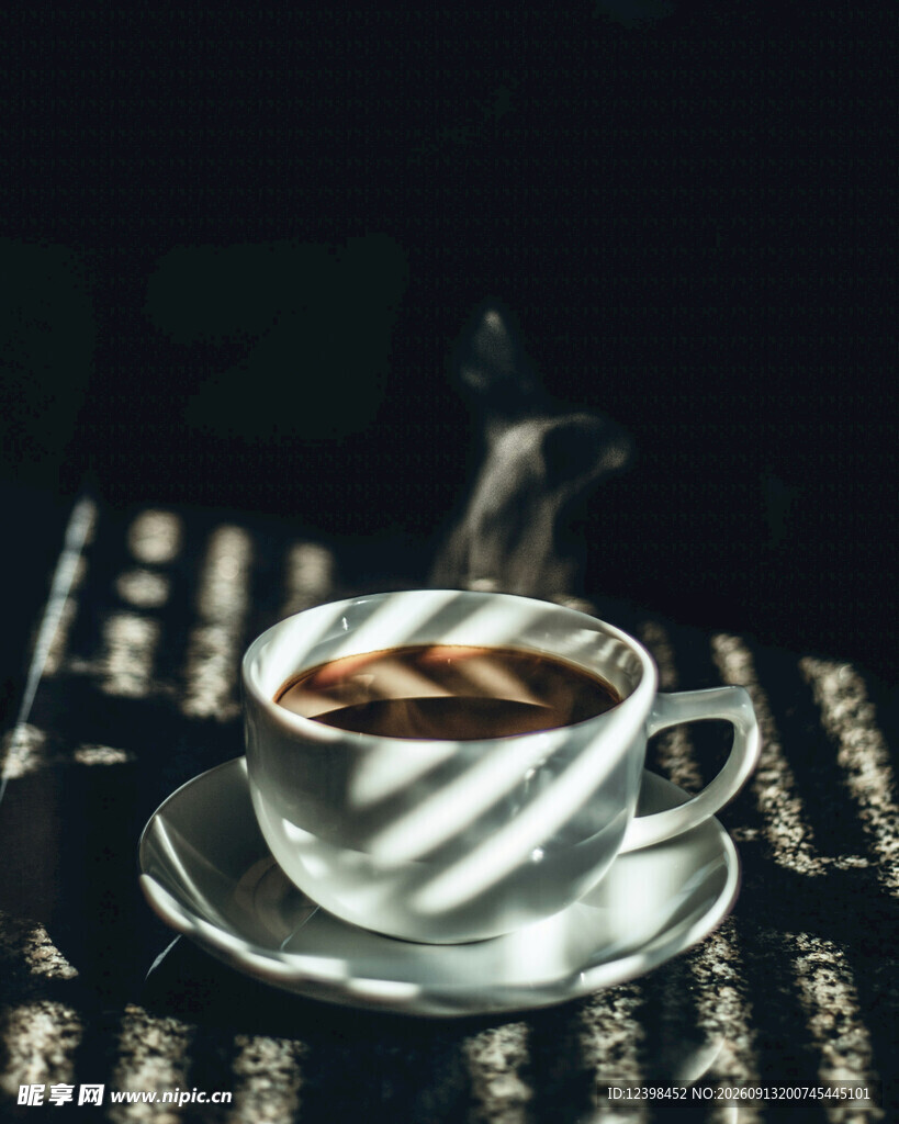 光影下的精致咖啡杯