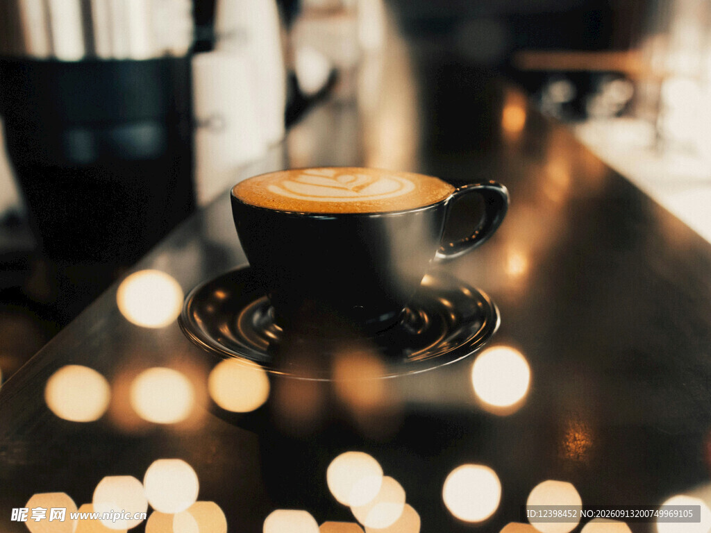 温馨氛围中的咖啡杯