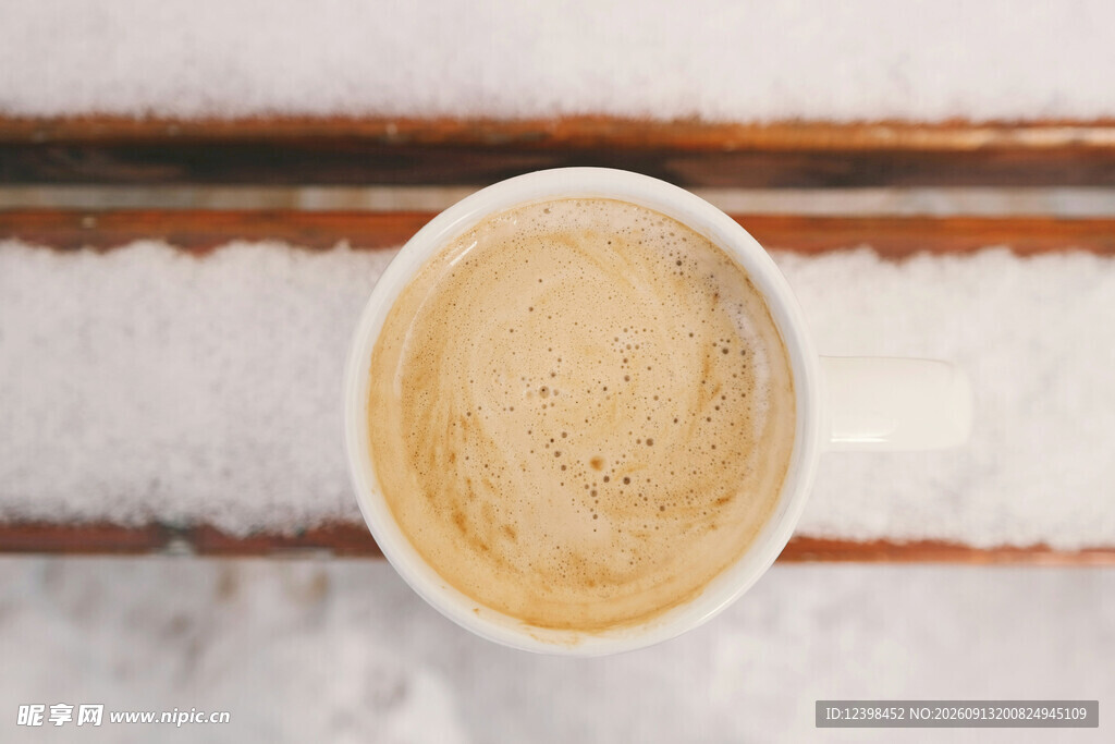 雪上的热咖啡