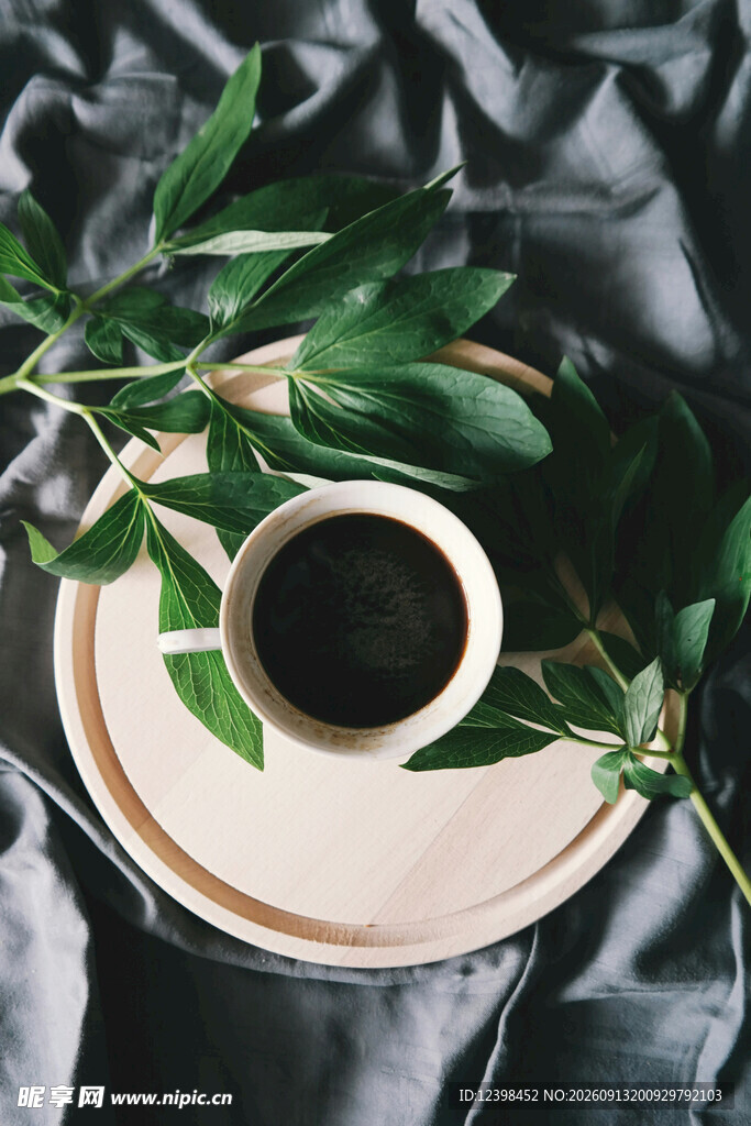 绿叶环绕的精致咖啡杯