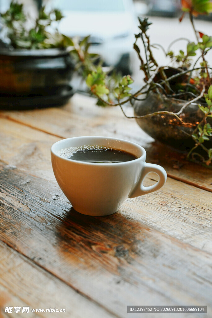 木质桌上的一杯热咖啡