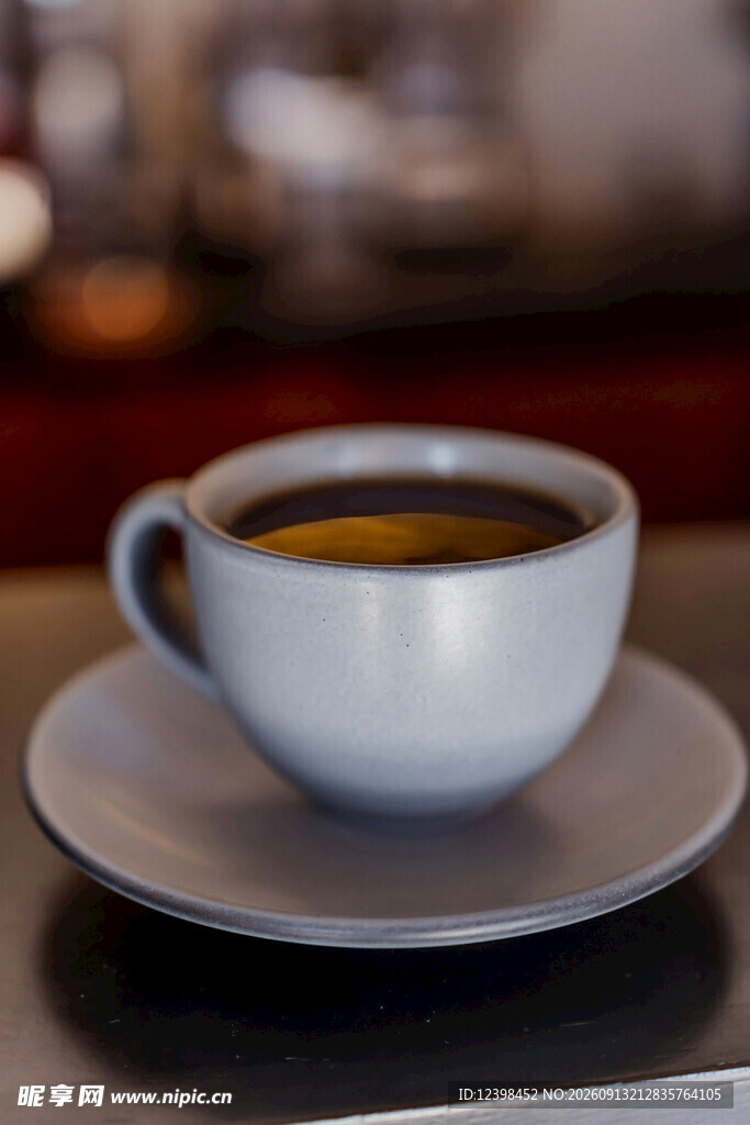 白色咖啡杯中的香醇咖啡