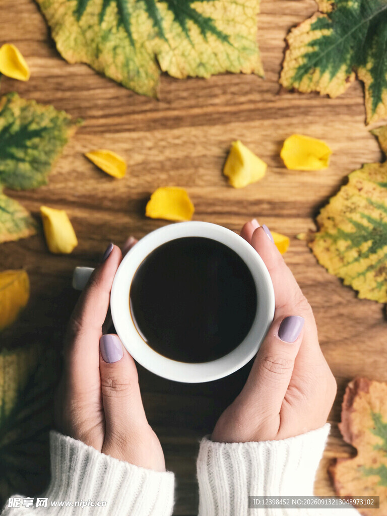 双手捧杯享秋日温馨时刻