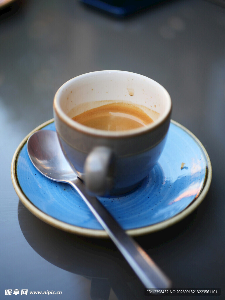 蓝色杯碟上的香醇咖啡