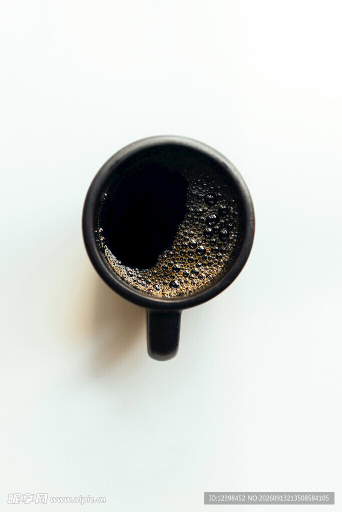 黑色咖啡杯中的咖啡