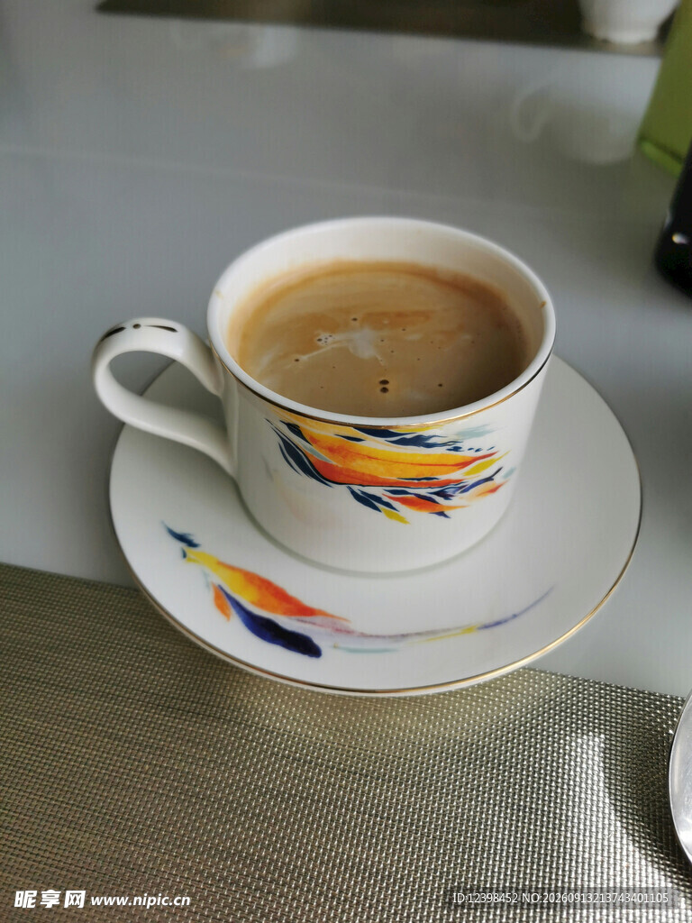 彩色杯碟中的香醇咖啡