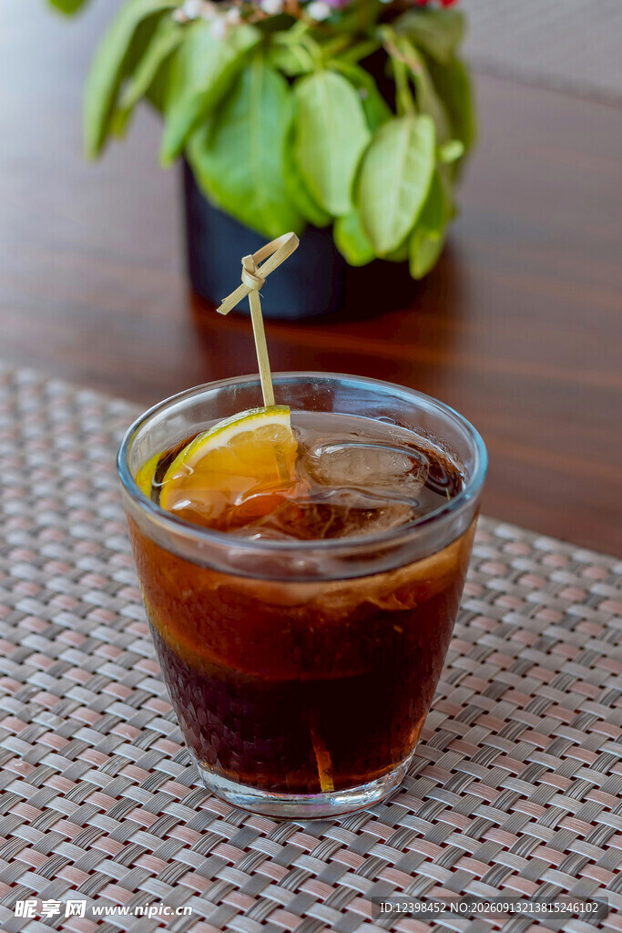 玻璃杯中的冰咖啡配绿植