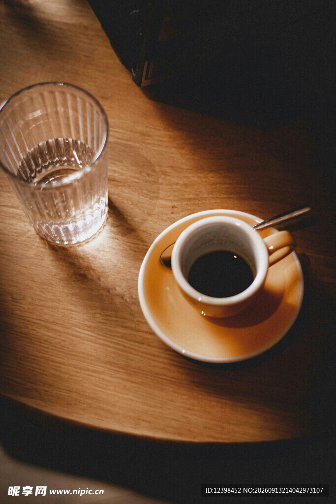 木桌上的咖啡与玻璃杯
