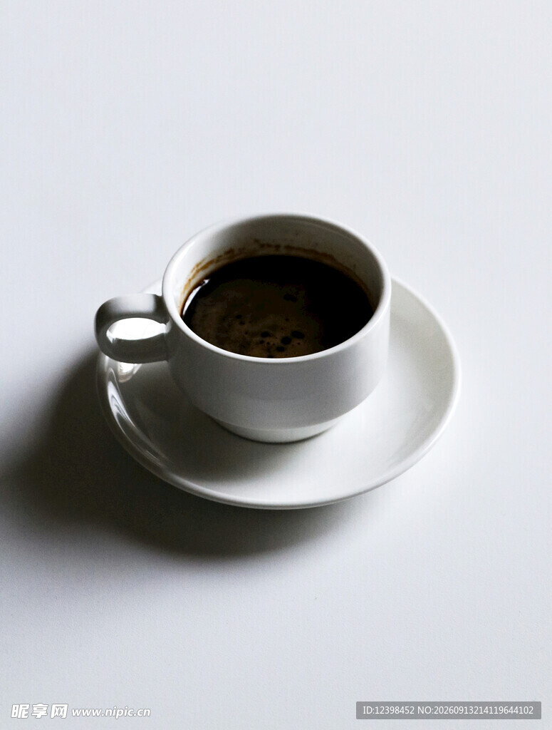 白色杯碟上的一杯黑咖啡