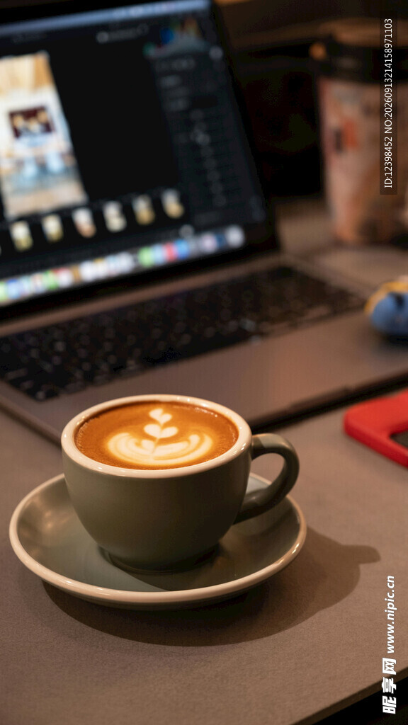咖啡杯上笑脸图案
