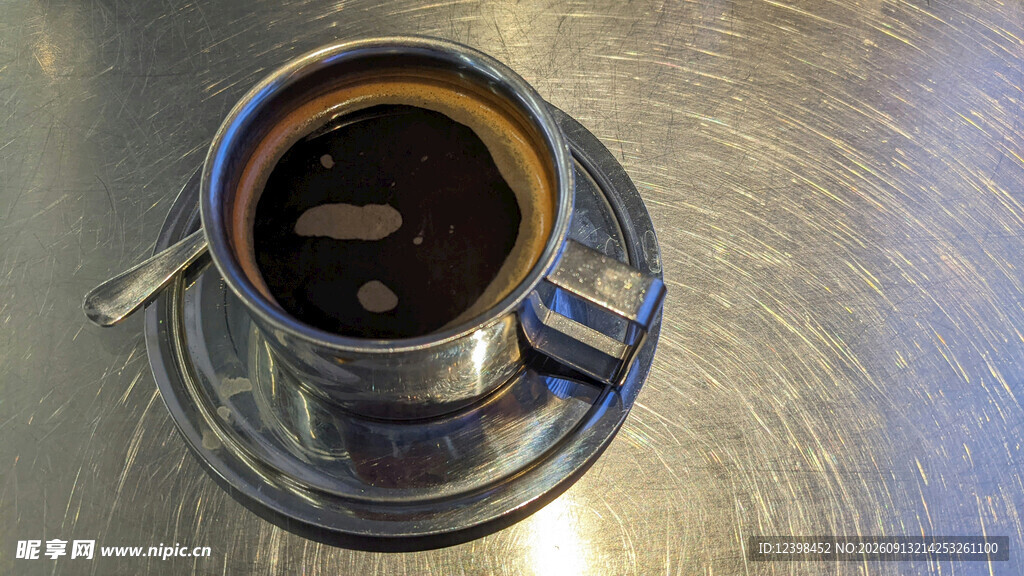 金属杯中的深色饮品
