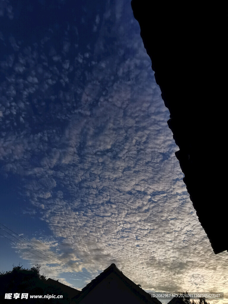 屋顶视角下的美丽天空