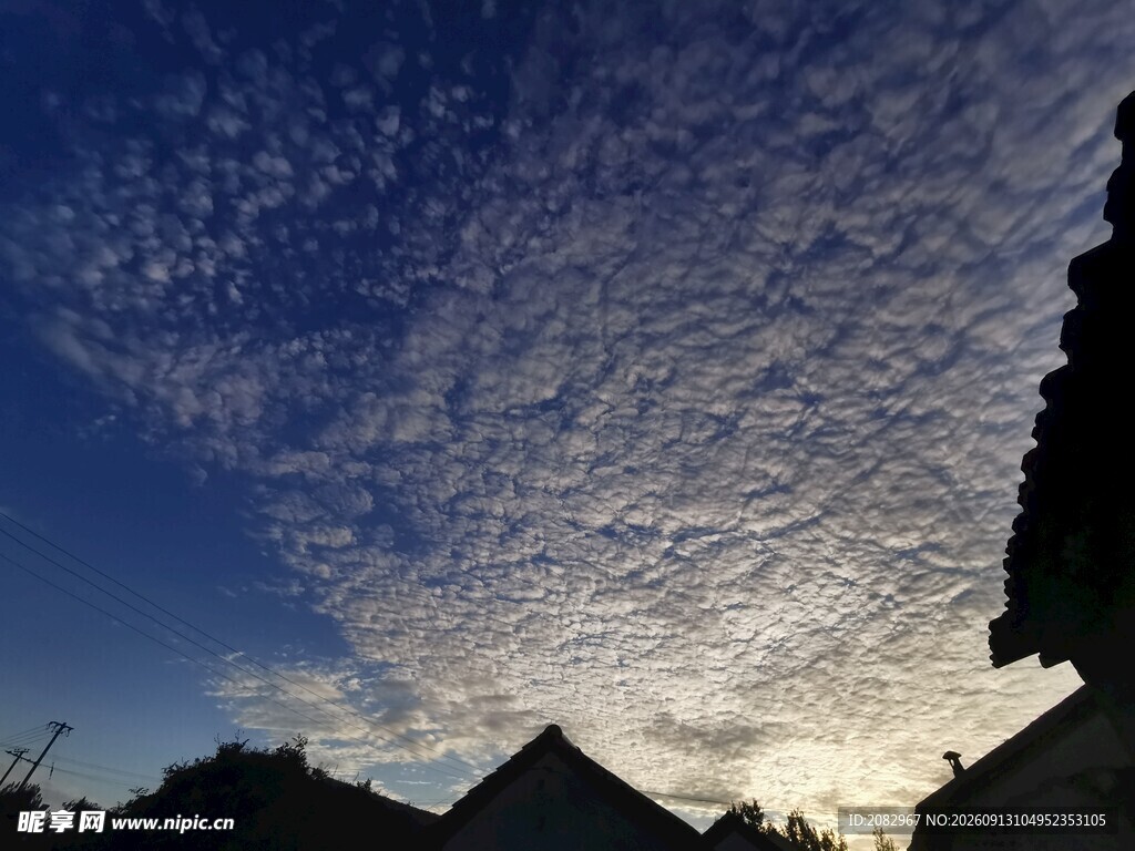 黄昏屋檐上的梦幻云彩