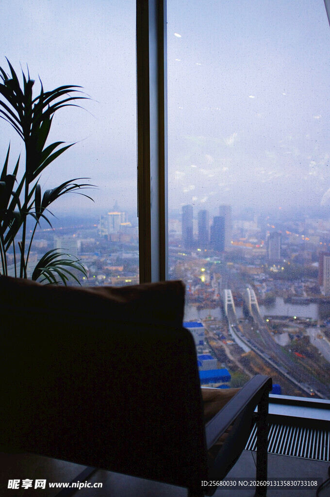 窗边俯瞰城市景观