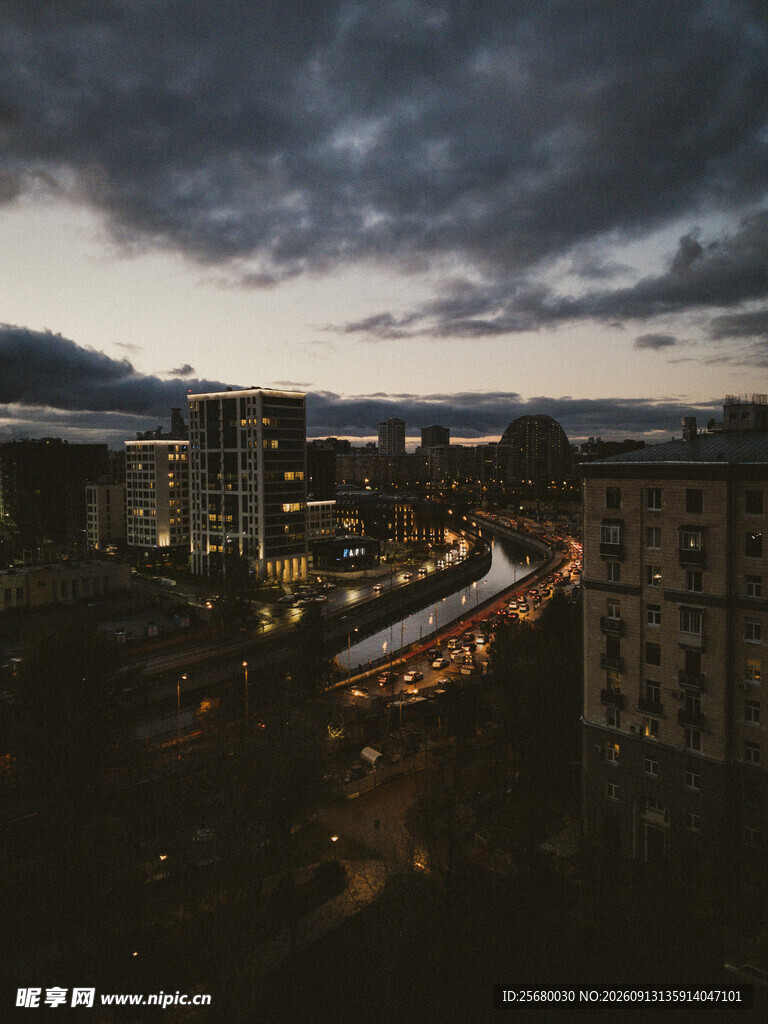 城市暮色中的建筑与天空