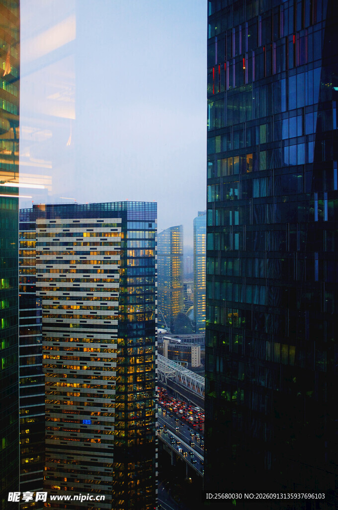 都市夜景中的摩天大楼