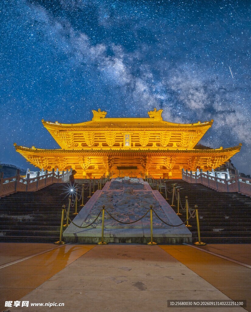 夜幕下的辉煌古建筑
