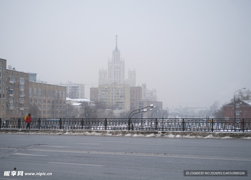 雾中城市景观