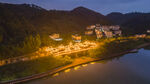 湖畔山村夜景灯火璀璨