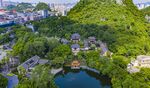 青山环抱中的静谧水乡