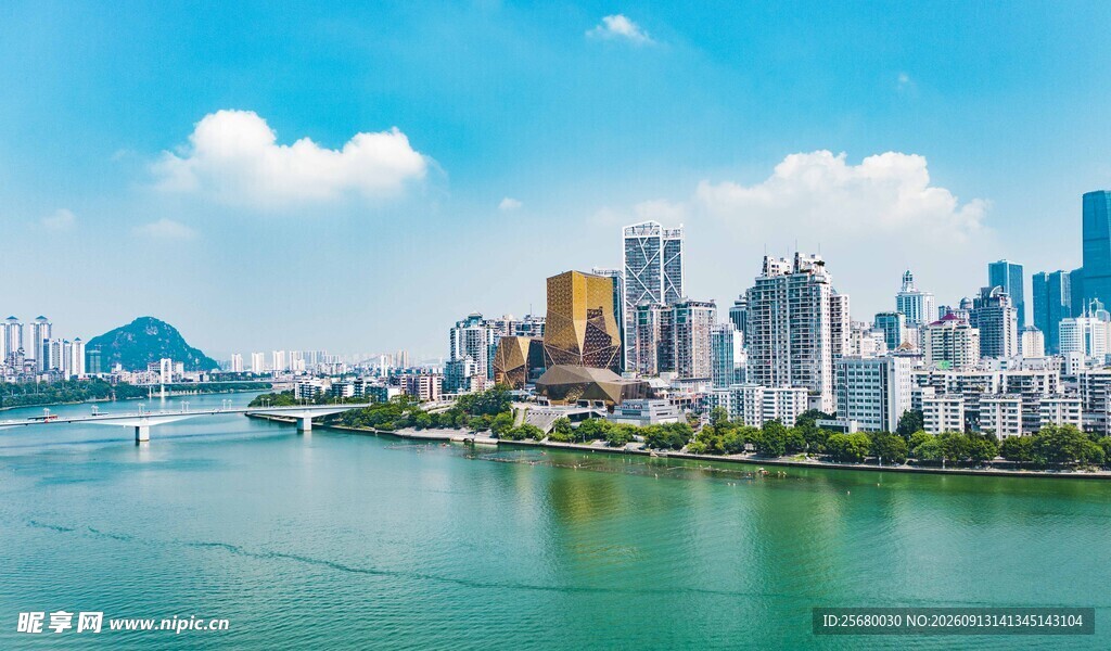 城市河畔的现代化天际线