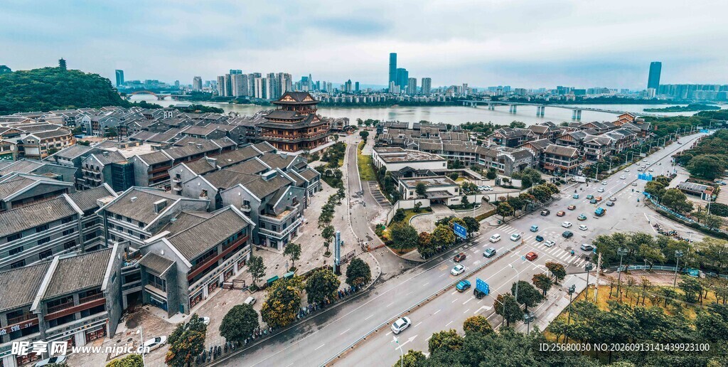 城市俯瞰街巷与远处景致